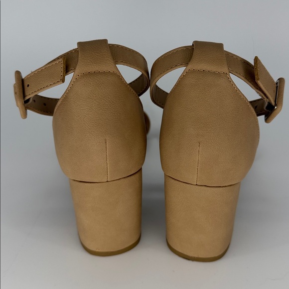 Y Not Size 9 Nude One-Strap Buckle Block Heel Sandals with Rounded Toe - Picture 5 of 9